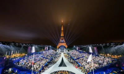 A bandeira olímpica é hasteada na Place du Trocadero em frente à Torre Eiffel durante a Cerimônia de Abertura dos Jogos Olímpicos de Paris 2024 em 26 de julho de 2024 em Paris, França. (Foto: François-Xavier Marit-Pool/Getty Images)