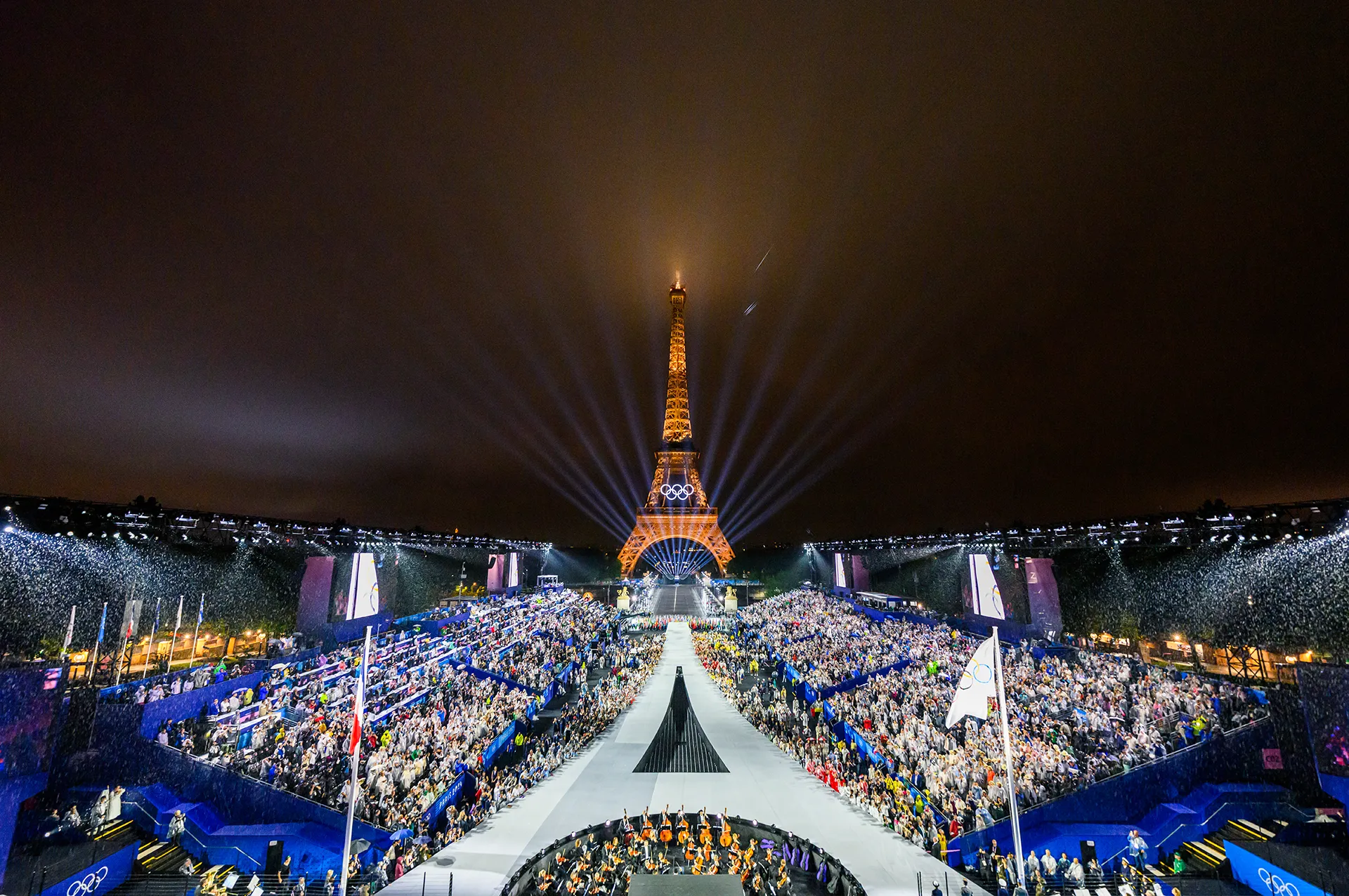 A bandeira olímpica é hasteada na Place du Trocadero em frente à Torre Eiffel durante a Cerimônia de Abertura dos Jogos Olímpicos de Paris 2024 em 26 de julho de 2024 em Paris, França. (Foto: François-Xavier Marit-Pool/Getty Images)