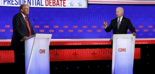 O presidente dos EUA, Joe Biden (R), e o candidato presidencial republicano, o ex-presidente dos EUA, Donald Trump, participam do debate presidencial da CNN nos estúdios da CNN em 27 de junho de 2024 em Atlanta, Geórgia