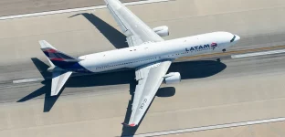 Vista aérea do Boeing 767 CC-CXE da LATAM Airlines partindo do aeroporto LAX com destino a Santiago (SCL), Chile.
