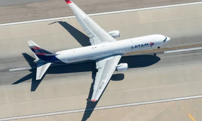 Vista aérea do Boeing 767 CC-CXE da LATAM Airlines partindo do aeroporto LAX com destino a Santiago (SCL), Chile.