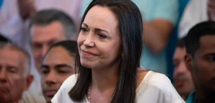 CARACAS, VENEZUELA - 26 DE MARÇO: A líder da oposição Maria Corina Machado fala durante uma entrevista coletiva após a candidata Corina Yoris ter sido impedida de se registrar para as eleições presidenciais de julho de 2024 na Quinta El Bejuca em 26 de março de 2024 em Caracas, Venezuela. Corina Yoris, que foi nomeada pela aliança Plataforma Unitaria Democratica para substituir o candidato banido Machado, relatou que não conseguiu acessar o site do conselho eleitoral para registrar sua candidatura. (Foto de Gaby Oraa/Getty Images)