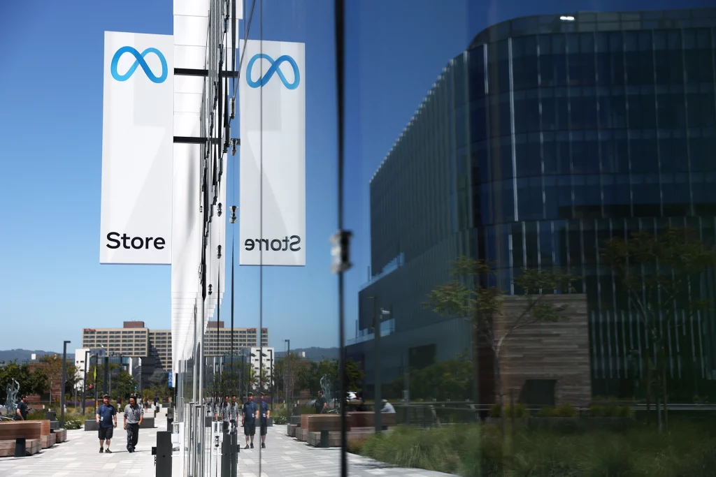 Uma placa foi colocada em frente à nova Meta Store em 04 de maio de 2022 em Burlingame, Califórnia. Foto: Justin Sullivan/Getty Images