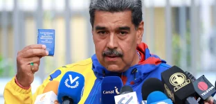 CARACAS, VENEZUELA - 28 DE JULHO: O atual presidente da Venezuela, Nicolás Maduro, fala durante uma entrevista coletiva após votar durante as eleições presidenciais na Escuela Ecológica Bolivariana Simón Rodríguez em 28 de julho de 2024 em Fuerte Tiuna, Caracas, Venezuela. Venezuelanos vão às urnas para a eleição presidencial entre Nicolás Maduro, atual presidente, e o candidato da oposição Edmundo González. (Foto: Jesus Vargas/Getty Images)