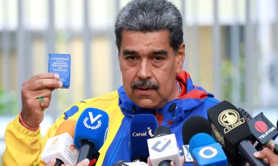 CARACAS, VENEZUELA - 28 DE JULHO: O atual presidente da Venezuela, Nicolás Maduro, fala durante uma entrevista coletiva após votar durante as eleições presidenciais na Escuela Ecológica Bolivariana Simón Rodríguez em 28 de julho de 2024 em Fuerte Tiuna, Caracas, Venezuela. Venezuelanos vão às urnas para a eleição presidencial entre Nicolás Maduro, atual presidente, e o candidato da oposição Edmundo González. (Foto: Jesus Vargas/Getty Images)