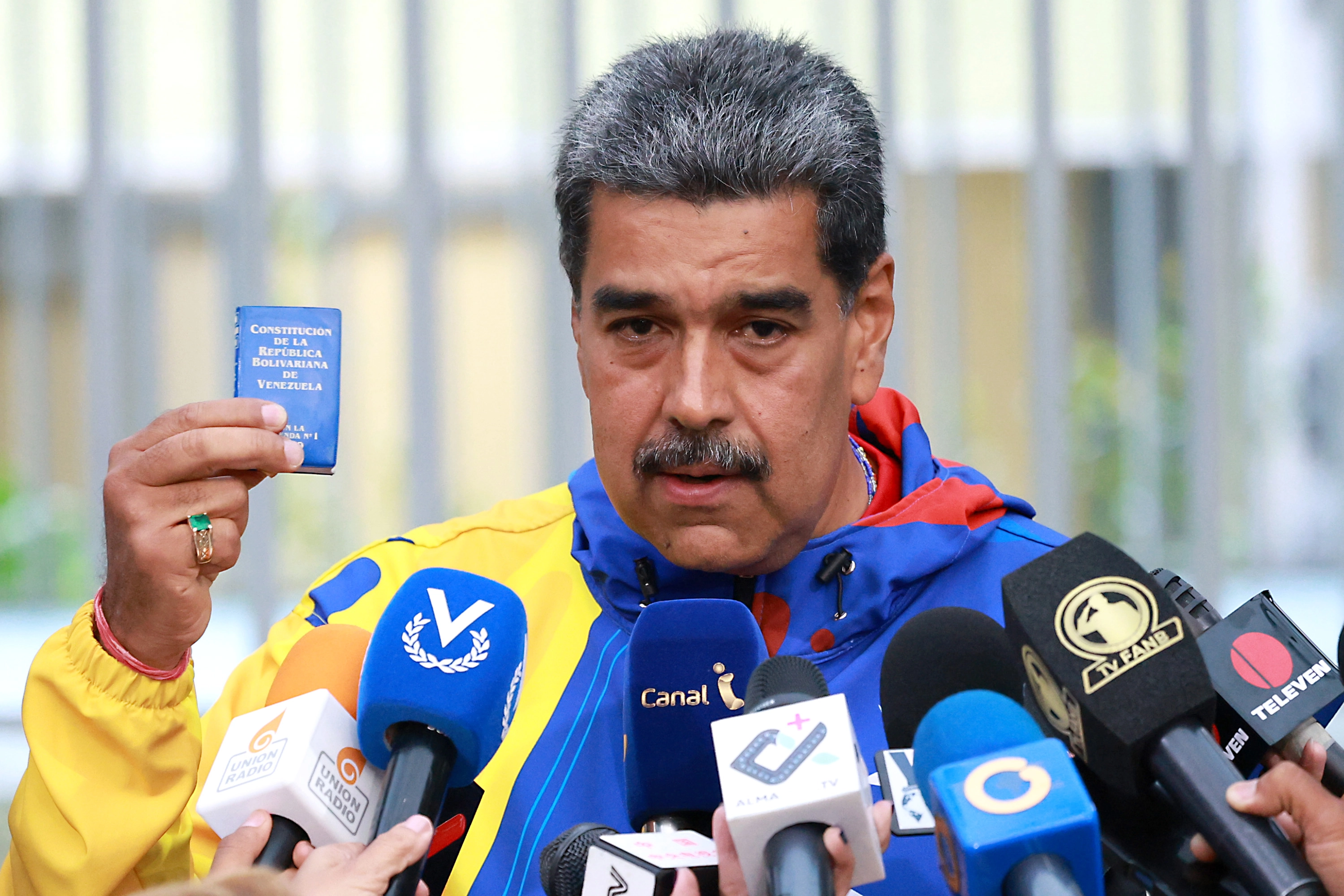 CARACAS, VENEZUELA - 28 DE JULHO: O atual presidente da Venezuela, Nicolás Maduro, fala durante uma entrevista coletiva após votar durante as eleições presidenciais na Escuela Ecológica Bolivariana Simón Rodríguez em 28 de julho de 2024 em Fuerte Tiuna, Caracas, Venezuela. Venezuelanos vão às urnas para a eleição presidencial entre Nicolás Maduro, atual presidente, e o candidato da oposição Edmundo González. (Foto: Jesus Vargas/Getty Images)