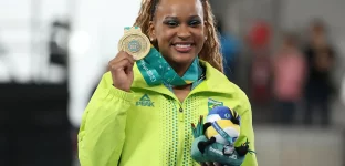 A medalhista de ouro Rebeca Andrade, da Seleção Brasil, posa no pódio da Ginástica Artística - Trave Feminina no Parque Deportivo Estádio Nacional no 5º dia dos Jogos Pan-Americanos de Santiago 2023, em 25 de outubro de 2023, em Santiago, Chile. (Foto: Ezra Shaw/Getty Images)