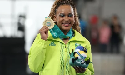 A medalhista de ouro Rebeca Andrade, da Seleção Brasil, posa no pódio da Ginástica Artística - Trave Feminina no Parque Deportivo Estádio Nacional no 5º dia dos Jogos Pan-Americanos de Santiago 2023, em 25 de outubro de 2023, em Santiago, Chile. (Foto: Ezra Shaw/Getty Images)