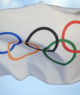 Bandeira olímpica leva os cinco anéis coloridos com o fundo branco