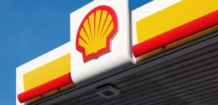 Detalhe de letreiro de um posto da Shell com o logotipo da empresa