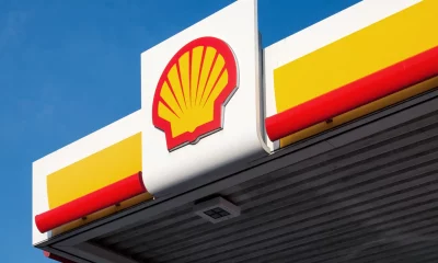 Detalhe de letreiro de um posto da Shell com o logotipo da empresa