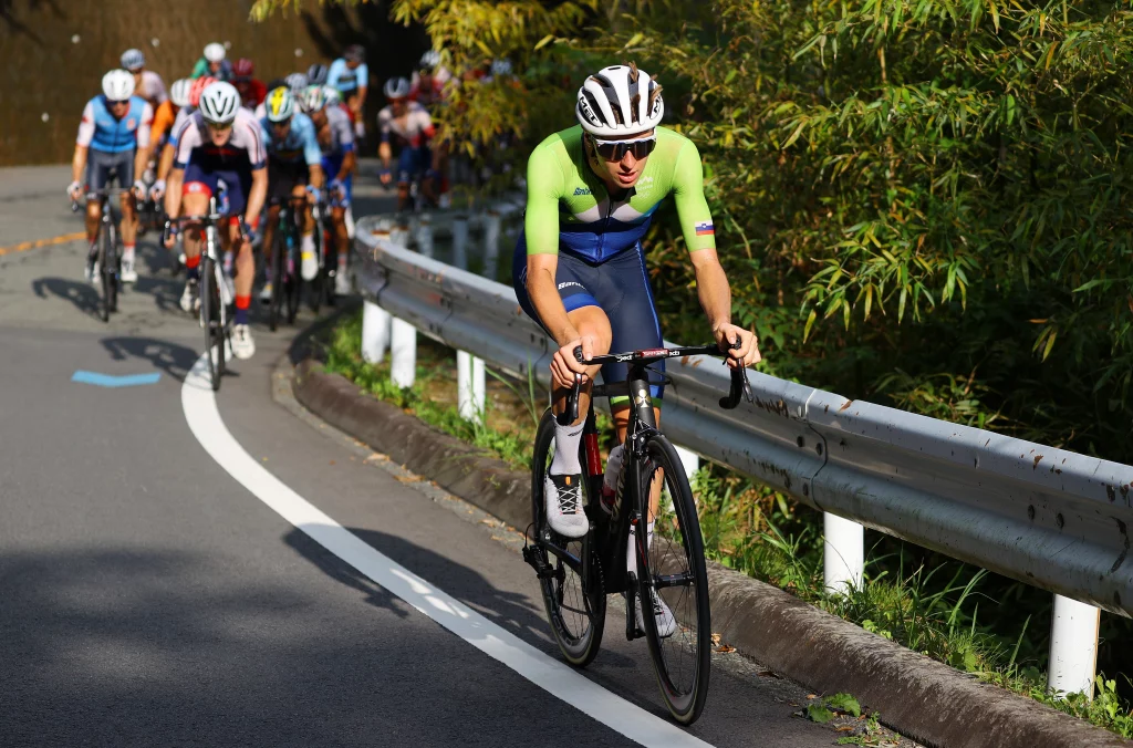 Ciclismo - Estrada - Olimpíadas: Dia 1 OYAMA, JAPÃO - 24 DE JULHO: Tadej Pogacar da equipe Eslovênia ataca na fuga durante a corrida de estrada masculina no Fuji International Speedway no primeiro dia dos Jogos Olímpicos de Tóquio 2020 em 24 de julho de 2021 em Oyama, Shizuoka, Japão. (Foto de Tim de Waele/Getty Images)