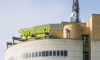Vitória, Espanha - 25 de dezembro de 2019: Vista do edifício Telefónica na cidade e do seu logotipo Vista do edifício da Telefónica e seu logotipo na cidade de Vitória na Espanha, 25/12/2019. Foto: Adobe Stock Photo