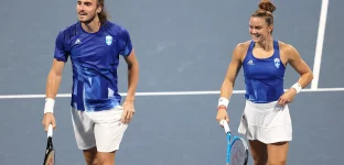 Stefanos Tsitsipas da equipe da Grécia e Maria Sakkari da equipe da Grécia enfrentam Ashleigh Barty da equipe da Austrália e John Peers da equipe da Austrália em sua partida de duplas mistas nas quartas de final no sexto dia dos Jogos Olímpicos de Tóquio 2020 no Ariake Tennis Park em 29 de julho de 2021 em Tóquio , Japão. (Foto de Clive Brunskill/Getty Images)