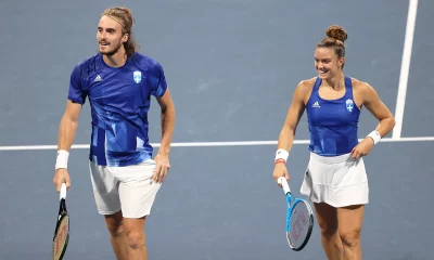 Stefanos Tsitsipas da equipe da Grécia e Maria Sakkari da equipe da Grécia enfrentam Ashleigh Barty da equipe da Austrália e John Peers da equipe da Austrália em sua partida de duplas mistas nas quartas de final no sexto dia dos Jogos Olímpicos de Tóquio 2020 no Ariake Tennis Park em 29 de julho de 2021 em Tóquio , Japão. (Foto de Clive Brunskill/Getty Images)