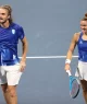 Stefanos Tsitsipas da equipe da Grécia e Maria Sakkari da equipe da Grécia enfrentam Ashleigh Barty da equipe da Austrália e John Peers da equipe da Austrália em sua partida de duplas mistas nas quartas de final no sexto dia dos Jogos Olímpicos de Tóquio 2020 no Ariake Tennis Park em 29 de julho de 2021 em Tóquio , Japão. (Foto de Clive Brunskill/Getty Images)