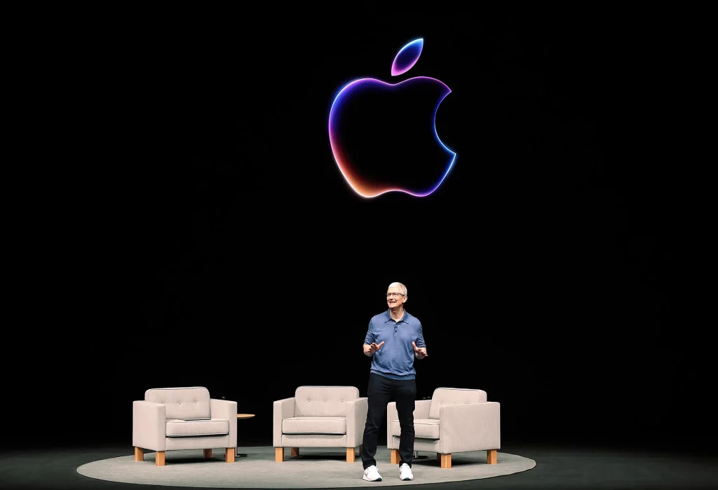 O CEO da Apple, Tim Cook, faz comentários no início da Apple Worldwide Developers Conference (WWDC) em 10 de junho de 2024 em Cupertino, Califórnia. A Apple anunciará planos para incorporar inteligência artificial (IA) em software e hardware da Apple. (Foto: Justin Sullivan/Getty Images)