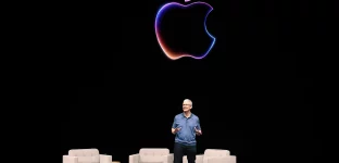 O CEO da Apple, Tim Cook, faz comentários no início da Apple Worldwide Developers Conference (WWDC) em 10 de junho de 2024 em Cupertino, Califórnia. A Apple anunciará planos para incorporar inteligência artificial (IA) em software e hardware da Apple. (Foto: Justin Sullivan/Getty Images)