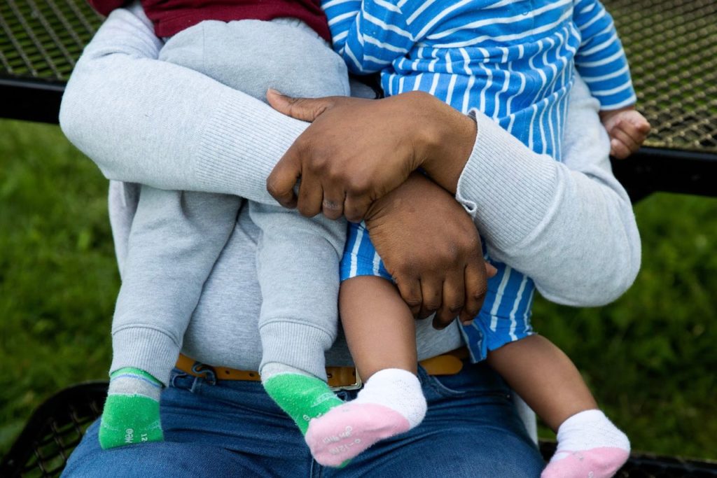 Topaz Smith, que deu à luz gêmeos no ano passado, disse que uma semana antes de retornar da licença maternidade lhe disseram que seu papel havia sido eliminado. FOTO: KAYANA SZYMCZAK PARA WSJ