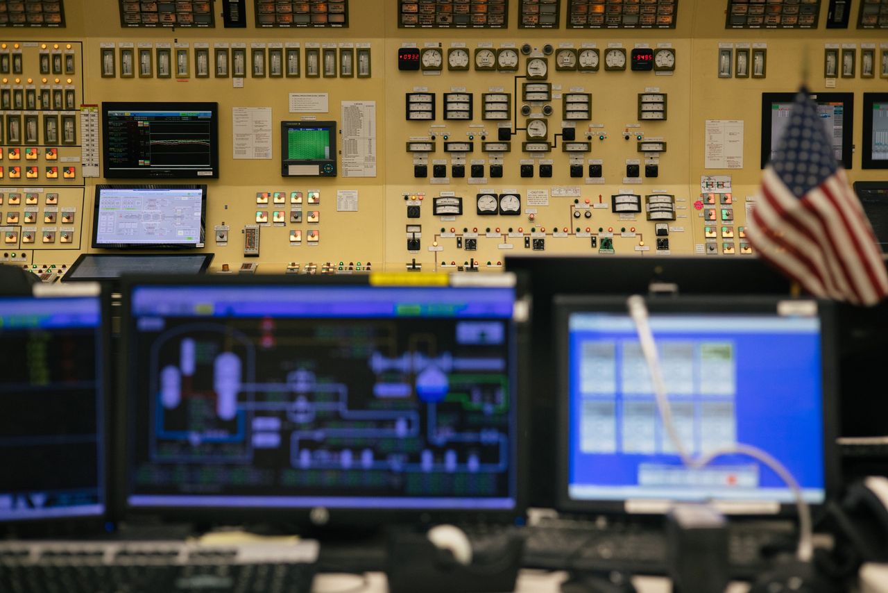 Uma sala de controle em uma instalação da Constellation Energy, que possui 14 usinas nucleares nos EUA. FOTO: ALYSSA SCHUKAR PARA O WALL STREET JOURNAL
