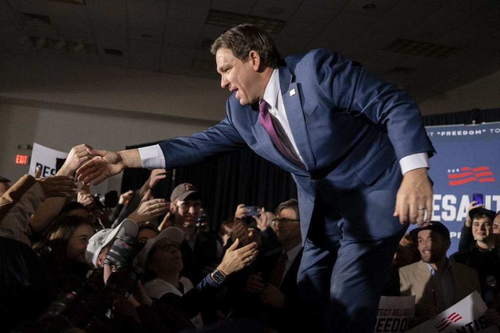 Ron DeSantis em uma festa noturna em Iowa em janeiro. Ele terminou em um distante segundo lugar. FOTO: KC MCGINNIS PARA O WALL STREET JOURNAL