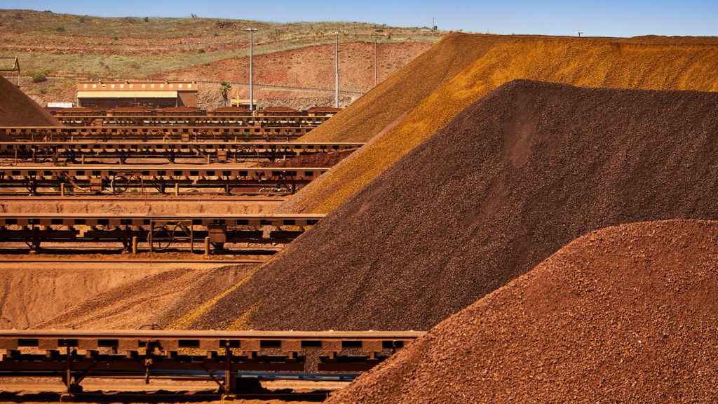 Pilhas de minério de ferro na mina da Pilbara, na Austrália, de propriedade da Rio Tinto