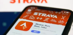 Tela de iPhone com o aplicativo da Strava prestes a ser baixado na loja da Apple