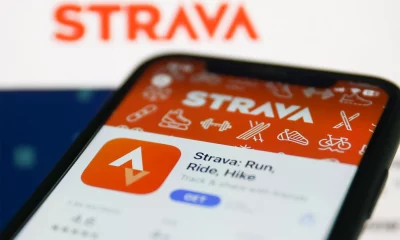 Tela de iPhone com o aplicativo da Strava prestes a ser baixado na loja da Apple