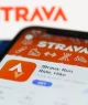 Tela de iPhone com o aplicativo da Strava prestes a ser baixado na loja da Apple