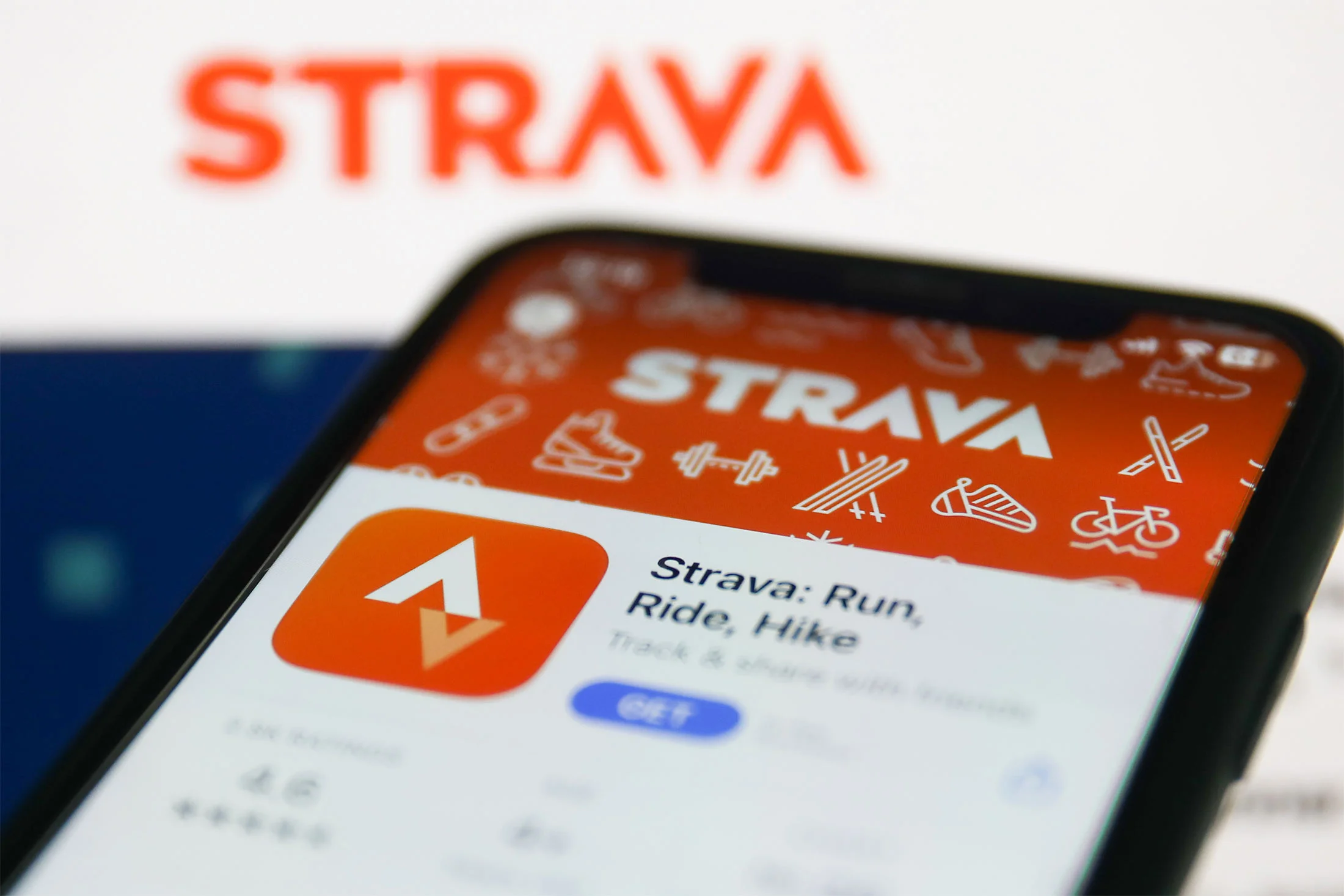 Tela de iPhone com o aplicativo da Strava prestes a ser baixado na loja da Apple