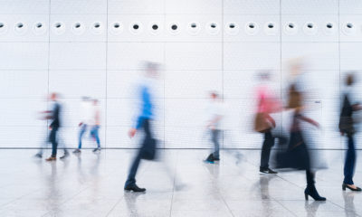 Trabalhadores caminham no lobby de um edifício comercial; trabalho; trabalhadores; emprego