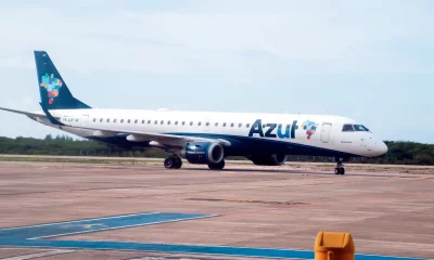 Avião Embraer ERJ-190, da Azul Linhas Aéreas, manobrando na pista do Aeroporto de Curitiba (PR).