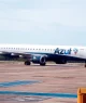 Avião Embraer ERJ-190, da Azul Linhas Aéreas, manobrando na pista do Aeroporto de Curitiba (PR).