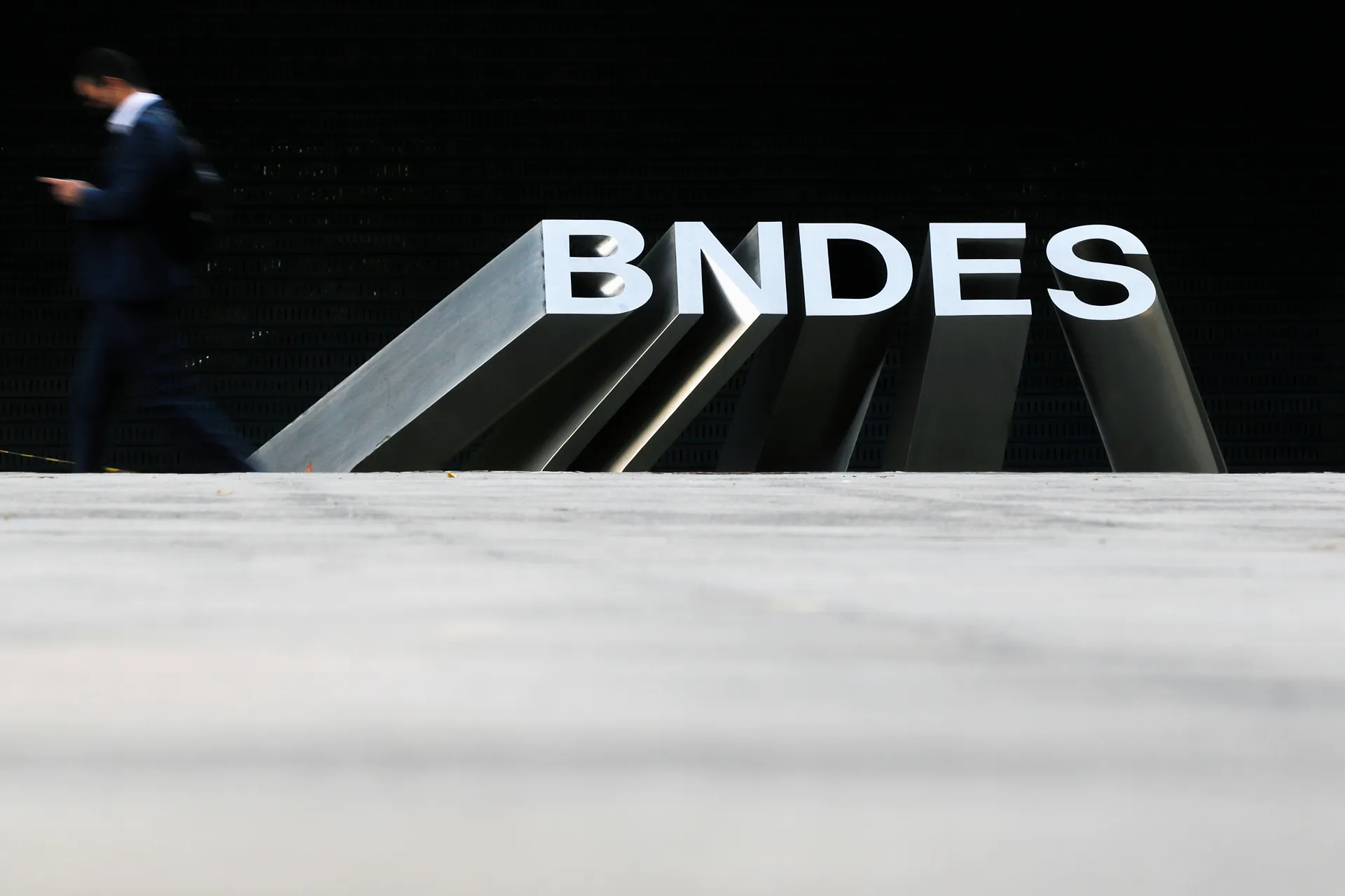 BNDES aprova R$ 258 mi para Acelen pesquisar uso da macaúba na produção de combustível