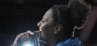 PARIS, FRANÇA - 02 DE AGOSTO: A medalhista de ouro Beatriz Souza, do Time Brasil, morde sua medalha no pódio após a cerimônia de premiação do Judô Feminino +78kg no sétimo dia dos Jogos Olímpicos Paris 2024 na Champs-de-Mars Arena em 02 de agosto de 2024 em Paris, França. (Foto: David Ramos/Getty Images)