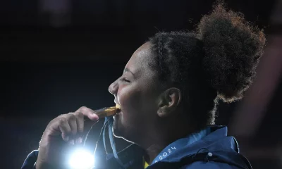 PARIS, FRANÇA - 02 DE AGOSTO: A medalhista de ouro Beatriz Souza, do Time Brasil, morde sua medalha no pódio após a cerimônia de premiação do Judô Feminino +78kg no sétimo dia dos Jogos Olímpicos Paris 2024 na Champs-de-Mars Arena em 02 de agosto de 2024 em Paris, França. (Foto: David Ramos/Getty Images)