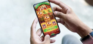 Celular exibindo tela do jogo de apostas online Fortune Tiger, popularmente conhecido como "Jogo do Tigrinho"