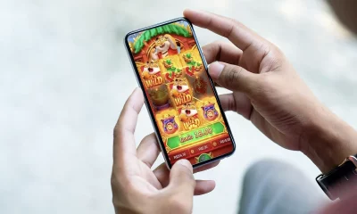 Celular exibindo tela do jogo de apostas online Fortune Tiger, popularmente conhecido como "Jogo do Tigrinho"