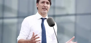 VANCOUVER, BC - 13 DE SETEMBRO: O primeiro-ministro canadense e líder liberal Justin Trudeau faz um discurso durante uma parada de campanha em 13 de setembro de 2021 em Vancouver, Canadá. (Foto: Jeff Vinnick/Getty Images)