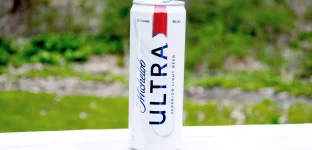 Uma lata aberta da cerveja Michelob Ultra