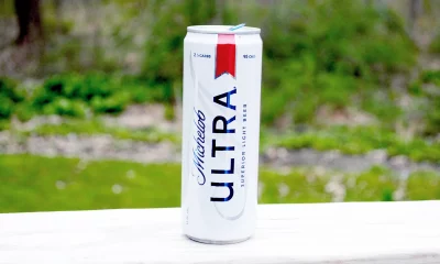 Uma lata aberta da cerveja Michelob Ultra