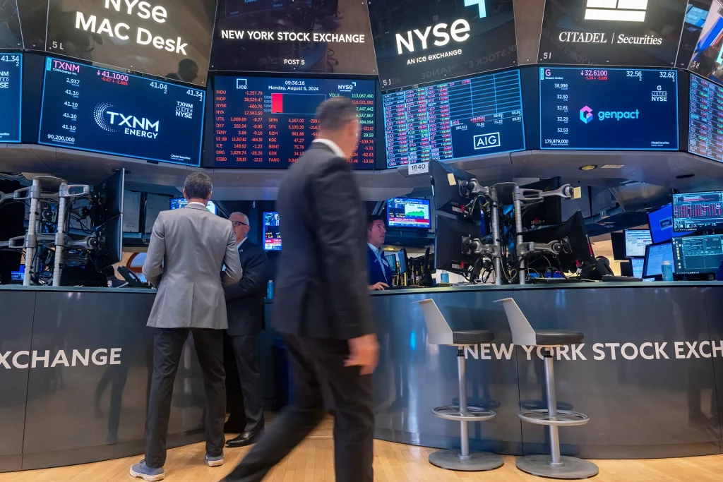 Traders trabalham no pregão da Bolsa de Valores de Nova York (NYSE) em 05 de agosto de 2024, na cidade de Nova York. O Dow caiu mais de 1000 pontos nas negociações da manhã, enquanto as ações globais despencavam após temores de uma recessão nas economias americana e japonesa. (Foto: Spencer Platt/Getty Images)