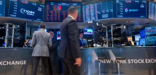 Traders trabalham no pregão da Bolsa de Valores de Nova York (NYSE) em 05 de agosto de 2024, na cidade de Nova York. O Dow caiu mais de 1000 pontos nas negociações da manhã, enquanto as ações globais despencavam após temores de uma recessão nas economias americana e japonesa. (Foto: Spencer Platt/Getty Images)