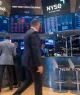 Traders trabalham no pregão da Bolsa de Valores de Nova York (NYSE) em 05 de agosto de 2024, na cidade de Nova York. O Dow caiu mais de 1000 pontos nas negociações da manhã, enquanto as ações globais despencavam após temores de uma recessão nas economias americana e japonesa. (Foto: Spencer Platt/Getty Images)