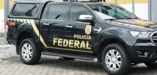 Viatura Ford da Polícia Federal, estacionada no porto marítimo da cidade de Salvador, Bahia.