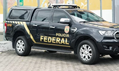 Viatura Ford da Polícia Federal, estacionada no porto marítimo da cidade de Salvador, Bahia.