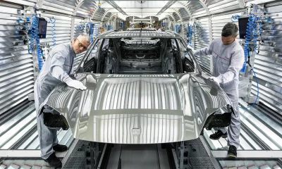 Trabalhadores montam o novo Porsche Macan totalmente elétrico na fábrica de montagem da Porsche em 6 de maio de 2024 em Leipzig, Alemanha. O Macan elétrico é o segundo carro elétrico da Porsche depois do Taycan. A empresa também oferece dois carros híbridos. (Foto: Jens Schlueter/Getty Images)