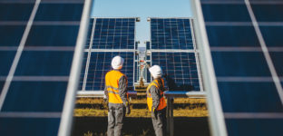 Trabalhadores em estação de energia solar