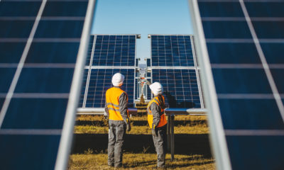 Trabalhadores em estação de energia solar