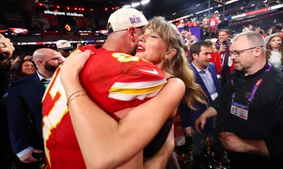 Cantora Taylor Swift e o jogador da NFL Travis Kelce